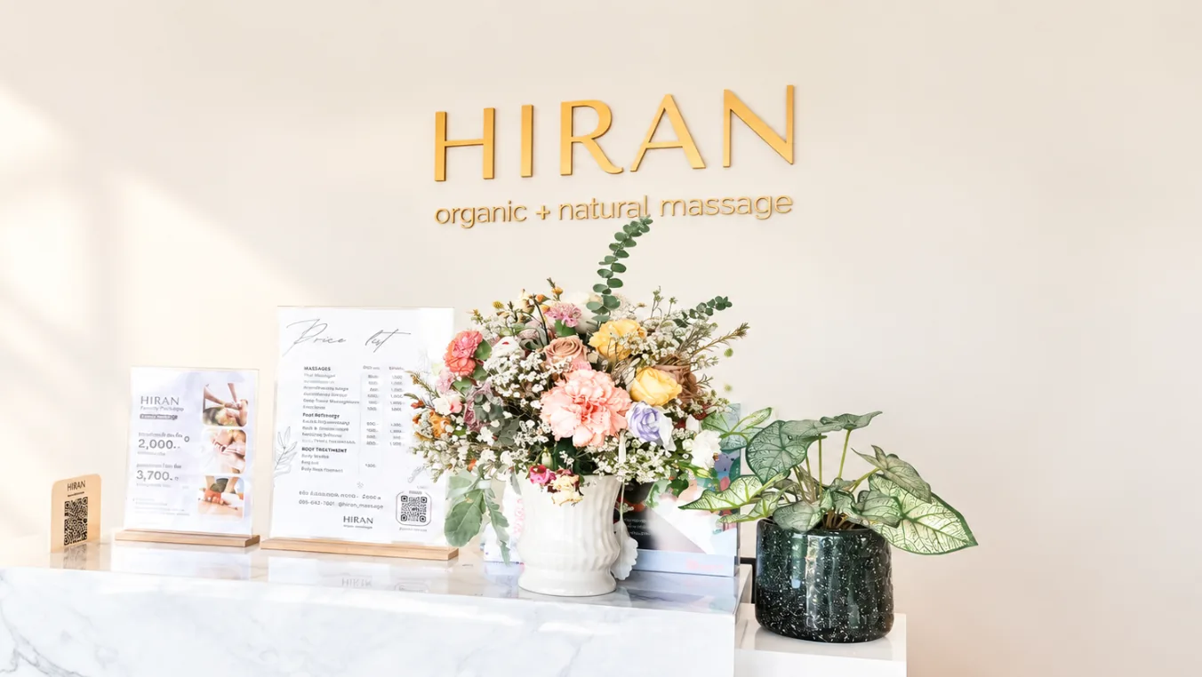 โซนนวดเท้าของร้าน HIRAN มีเก้าอี้ปรับเอนสามตัว